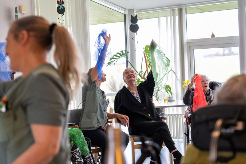 Sang giver bare et godt humør, og så er sang med til at styrke fællesskabsfølelsen hos medarbejderne. Det har de allerede fornemmet på Dragsbækcentret – et plejehjem i Thisted. Foto: Jens Kristian Vangsgaard.