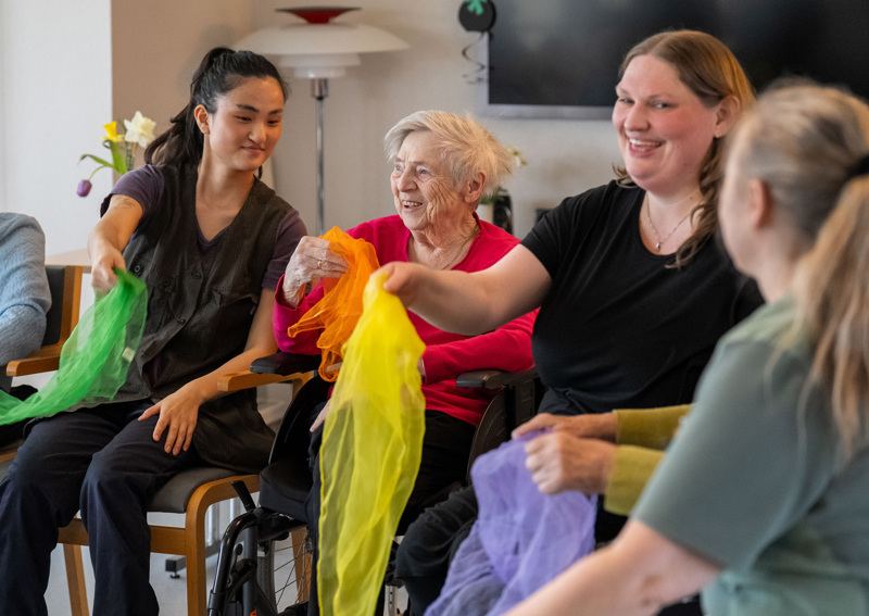 Smilene kommer frem, da der er ”dans” med farverige tørklæder til tonerne af ”Forelsket i København”. Foto: Jens Kristian Vangsgaard.